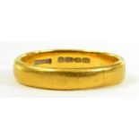 A 22CT GOLD WEDDING RING, 4.1G