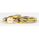 AN 18CT TWO COLOUR GOLD RING AND A CULTURED PEARL AND DIAMOND CROSSOVER RING IN GOLD, 6.1G