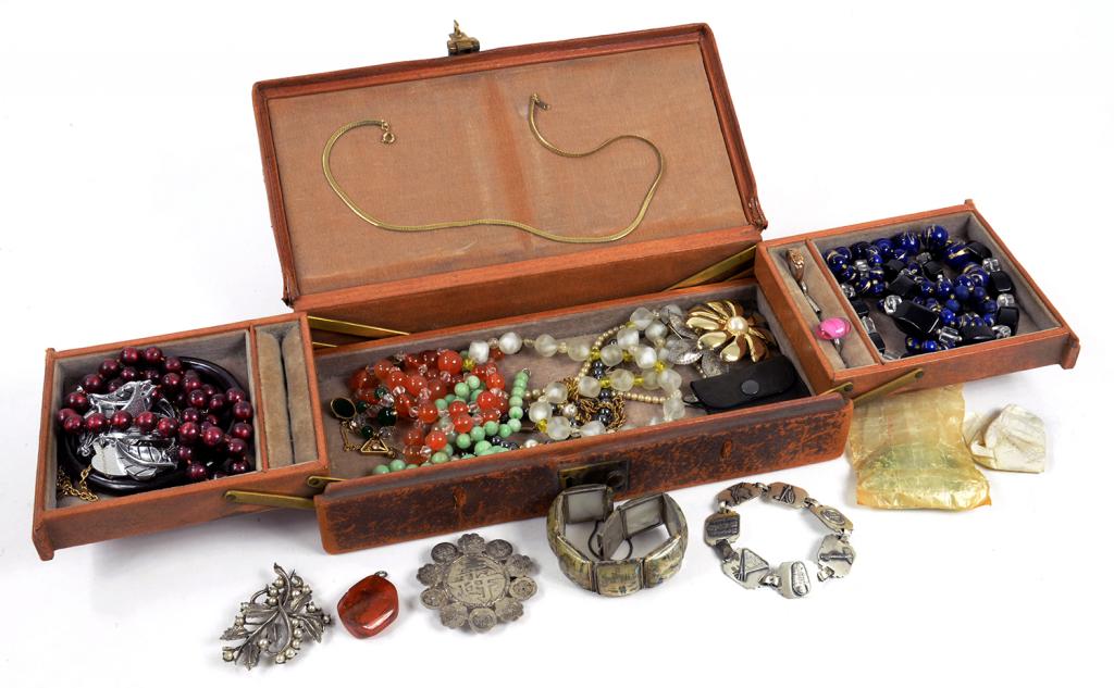 MISCELLANEOUS VINTAGE COSTUME JEWELLERY IN A (WORN) LEATHER JEWEL BOX