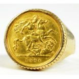 GOLD COIN. HALF SOVEREIGN 1904 SET IN A GOLD RING, 11.8G