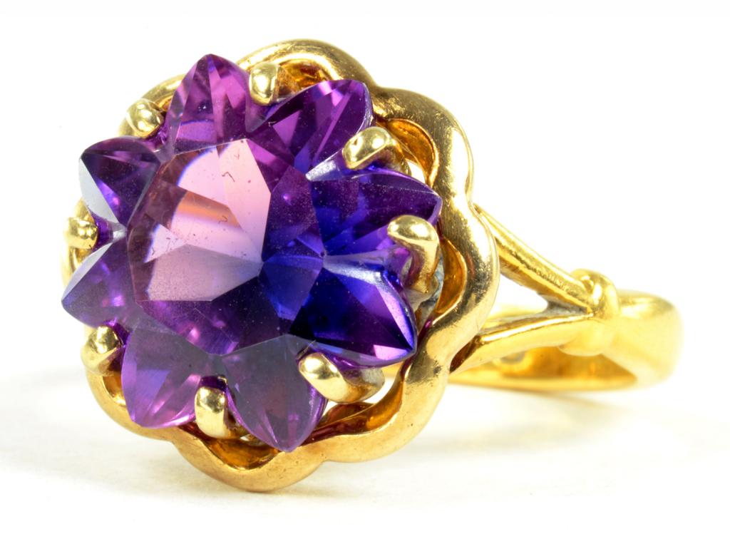 A 22CT GOLD WEDDING RING, ADAPTED AND SET WITH AN AMETHYST, 5.8G GROSS