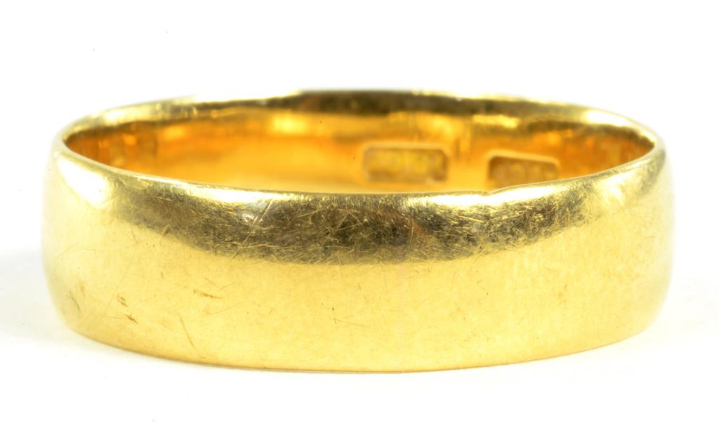 A GOLD WEDDING RING, MARKED 18CT, 5.6G