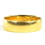 A GOLD WEDDING RING, MARKED 18CT, 5.6G