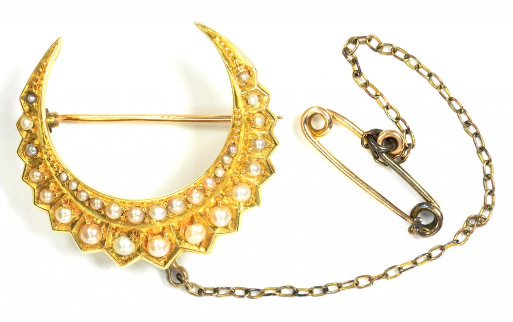 A VICTORIAN GOLD AND SPLIT PEARL CRESCENT BROOCH, MARKED 18, 6.3G GROSS