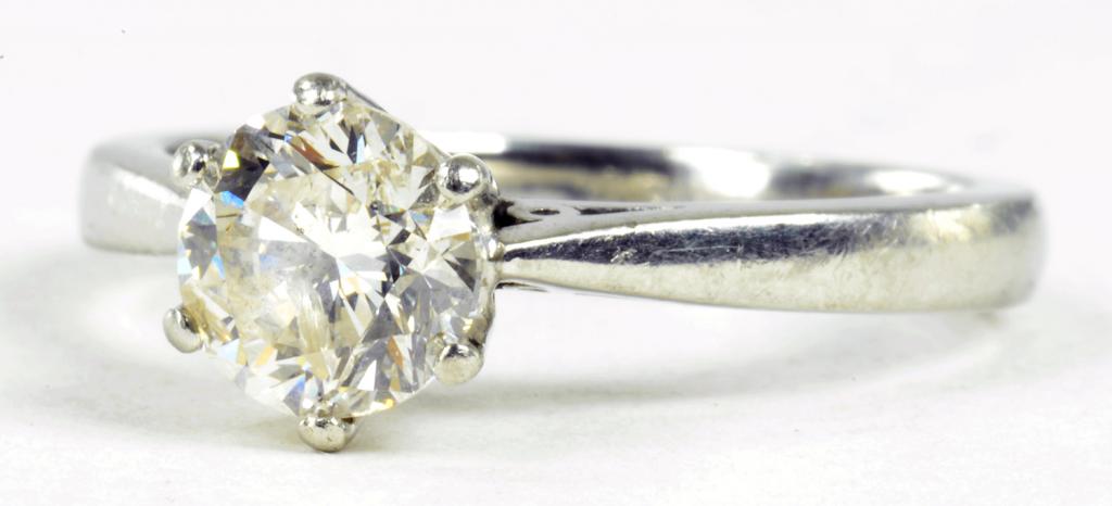 A DIAMOND SOLITAIRE RING IN PLATINUM, 4.8G GROSS