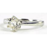 A DIAMOND SOLITAIRE RING IN PLATINUM, 4.8G GROSS