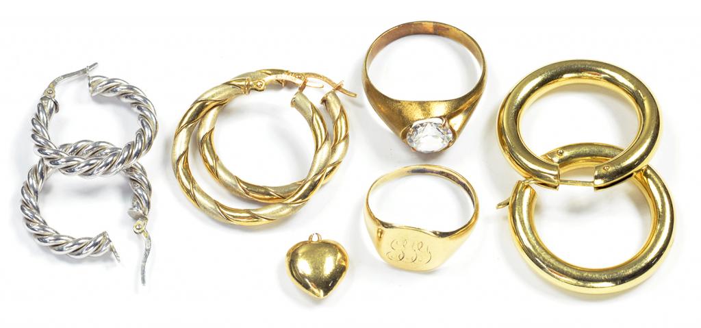 A SMALL QUANTITY OF GOLD HOOP EARRINGS, A 9CT GOLD SIGNET RING A GOLD HEART SHAPED PENDANT, 17.5G