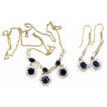 A SAPPHIRE AND WHITE SAPPHIRE FRINGE NECKLET AND A PAIR OF SIMILAR CLUSTER EARRINGS IN GOLD, 10.3G