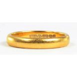A 22CT GOLD WEDDING RING, 4.9G