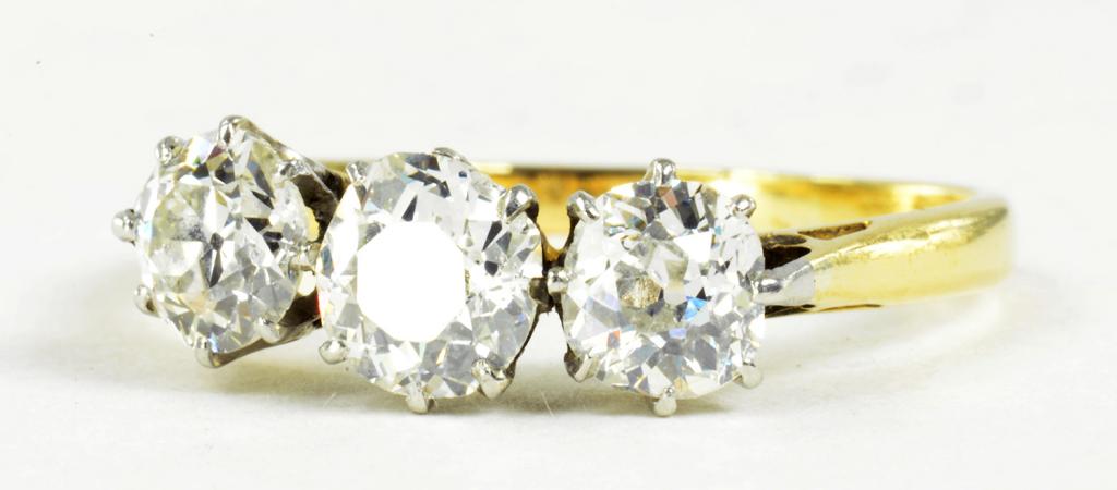 A DIAMOND THREE STONE RING IN GOLD, EARLY 20TH CENTURY, 2.1G GROSS