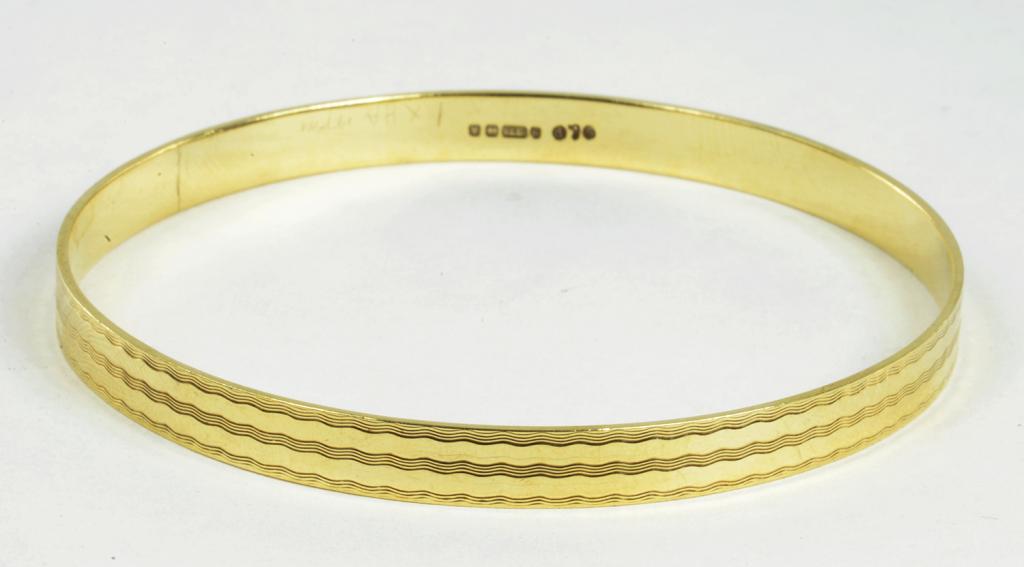 A 9CT GOLD BANGLE, 23G