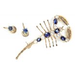 A SAPPHIRE AND WHITE SAPPHIRE SET GOLD SCORPION BROOCH AND A PAIR OF GOLD EARRINGS, 7G GROSS