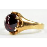 A GARNET CABOCHON RING IN GOLD, MARKED 10K, 4.8G GROSS