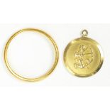 A 22CT GOLD WEDDING RING, 2.3G AND A 9CT GOLD PENDANT, 1.8G