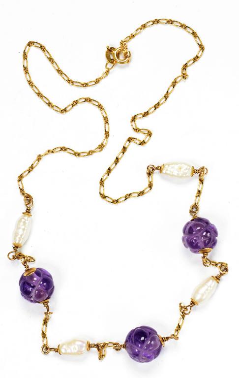 A GOLD NECKLET WITH CARVED AMETHYST BEADS ALTERNATING WITH BAROQUE PEARLS AT INTERVALS, MARKED