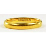 A 22CT GOLD WEDDING RING, 4.1G