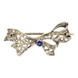 A SAPPHIRE AND DIAMOND BOW BROOCH, IN WHITE GOLD, 4G GROSS