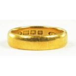 A 22CT GOLD WEDDING RING, 5G