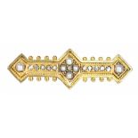 A VICTORIAN DIAMOND AND SPLIT PEARL BAR BROOCH IN GOLD, 5.2G GROSS