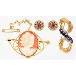 A CAMEO BROOCH IN GOLD AND A SMALL QUANTITY OF OTHER GOLD JEWELLERY, APPROX 10.5G GROSS