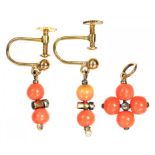 A PAIR OF CORAL BEAD AND GOLD EARRINGS AND A CORAL BEAD CLUSTER PENDANT CENTRED BY A SMALL