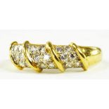 A DIAMOND TWIST RING IN 18CT GOLD, 4.3G GROSS