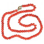 A NECKLACE OF CORAL BEADS, 22G