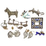 A SMALL QUANTITY OF VINTAGE SILVER AND MARCASITE JEWELLERY AND A PAIR OF SILVER GILT AND BLUE ENAMEL