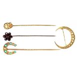 A VICTORIAN SPLIT PEARL CRESCENT BROOCH IN GOLD, MARKED EMANUEL 9C AND TWO GEM SET GOLD STICK