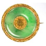 A CHINESE GOLD AND JADEITE BI-DISC BROOCH, MARKED LW 90, 4.4G GROSS