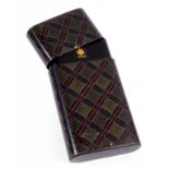 A RUSSIAN LACQUERED PAPIER MACHE CIGAR CASE AND COVER WITH TARTAN TYPE DECORATION, 14CM H, GILT