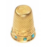 A GOLD THIMBLE, SET WITH TURQUOISE CABOCHONS, APPARENTLY UNMARKED, LATE 19TH/EARLY 20TH CENTURY, 4.