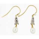 A PAIR OF CULTURED PEARL AND DIAMOND PENDANT EARRINGS, GOLD WIRE LOOPS, 2.4G