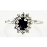A SAPPHIRE AND DIAMOND CLUSTER RING IN 18CT WHITE GOLD, LONDON 1974, 3.2G