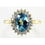 AN AQUAMARINE AND DIAMOND CLUSTER RING IN 18CT GOLD, LONDON 1998, 5.3G