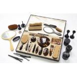 A 1920S FAUX TORTOISESHELL BRUSH SET, CASED AND VARIOUS EBONY DRESSING TABLE ARTICLES, EARLY 20TH C