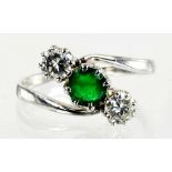 AN EMERALD AND DIAMOND THREE STONE CROSSOVER RINGS IN WHITE GOLD, UNMARKED, 2.9G