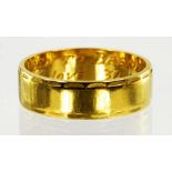 AN 18CT GOLD WEDDING BAND, LONDON 1979, 4.7G