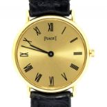 A PIAGET 18CT GOLD LADY'S WRISTWATCH, CONVENTION MARKED, MAKER'S BLACK HIDE STRAP AND GOLD BUCKLE