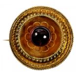 A VICTORIAN GOLD BROOCH WITH GARNET CABOCHON 'TARGET', 19.4G