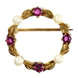 A RUBY, CULTURED PEARL AND 9CT GOLD CIRCLET BROOCH, LONDON 1985, 3.5G