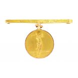 A 9CT GOLD GOLFING PRIZE MEDAL, BIRMINGHAM 1926, SUSPENDED FROM A GOLD BAR BROOCH, 6.6G