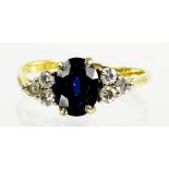 A SAPPHIRE AND DIAMOND RING WITH LARGER CUSHION SHAPED SAPPHIRE IN 18CT GOLD, MARKS RUBBED, 2.5G