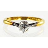 A DIAMOND SOLITAIRE RING IN GOLD, MARKED 18CT PLAT, 2.4G
