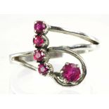 A RUBY RING IN WHITE GOLD MARKED 18K, 2.8G