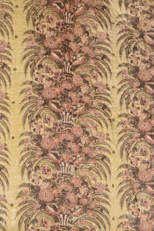 A VICTORIAN FLORAL PRINTED AND GLAZED COTTON QUILTED COVERLET 223 x 230cm