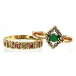 AN EMERALD AND DIAMOND LOZENGE CLUSTER RING IN GOLD AND 9CT GOLD RESPECTIVELY, 4G