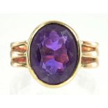 AN AMETHYST RING IN GOLD MARKED 18CT, 3.8G