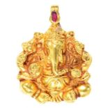AN INDIAN GOLD GANESH PENDANT SET WITH A SMALL RUBY, 12.5G