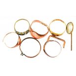 A SMALL QUANTITY OF DAMAGED GOLD RINGS ETC INCLUDING AN 18CT GOLD GEM SET RING, 14.5G